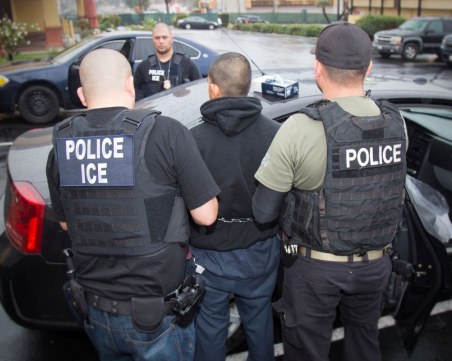 Арести на българи в акция на гръцката полиция! Разбиха мрежа за фалшив алкохол