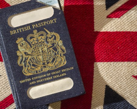 Лондон връща сините паспорти