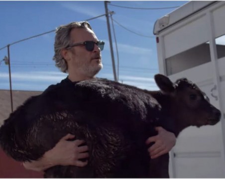 Хоакин Финикс спаси крава и теле от кланица в Калифорния