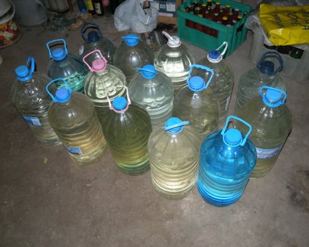 170 литра алкохол без бандерол откриха в дома на възрастна велинградчанка