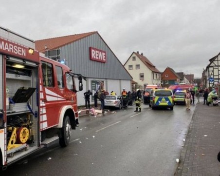 Автомобил се вряза в карнавално шествие в Германия, 15 човека са ранени