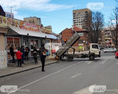 Камион стовари нарязани дърва на тротоар в центъра на Пловдив
