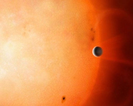 Огромна планета е на ръба на унищожението