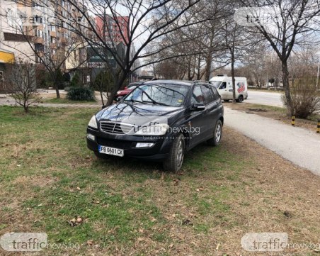 Стана традиция! Шофьорка от Пловдив нагази в градинка и паркира