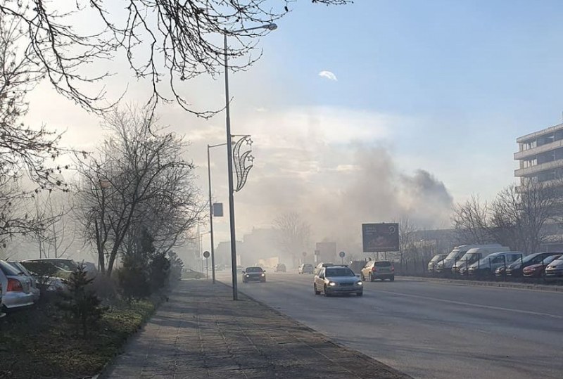 Голям пожар се разрази на Пещерско шосе в Пловдив