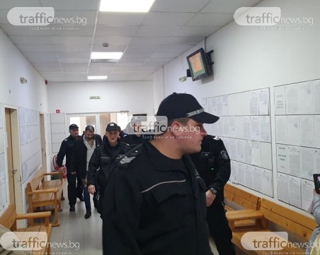 Доведоха с белезници в съда шефове и сводници на еротичния клуб в Пловдив