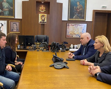 Гешев се срещна с родителите на момчето, съблечено в автобус