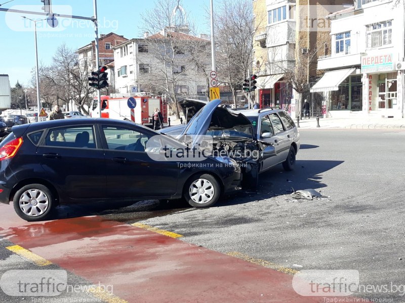 Тежка катастрофа в центъра на Пловдив! Откараха мъж в болница, жена и дете също пострадаха