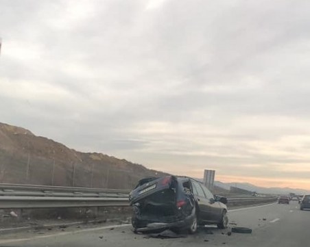 Двама са пострадали при катастрофа на Северна скоростна тангента в София