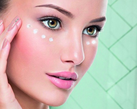 Грижите ли се за зоната около очите? Вижте как да го направите!