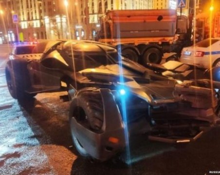Паяк вдигна Батмобил в центъра на Москва