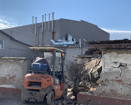 Събориха ромския катун до сладкарската фабрика в Кадиево