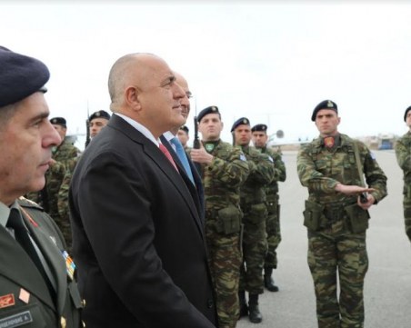 Свалиха репортерка с кашлица от самолета на Борисов