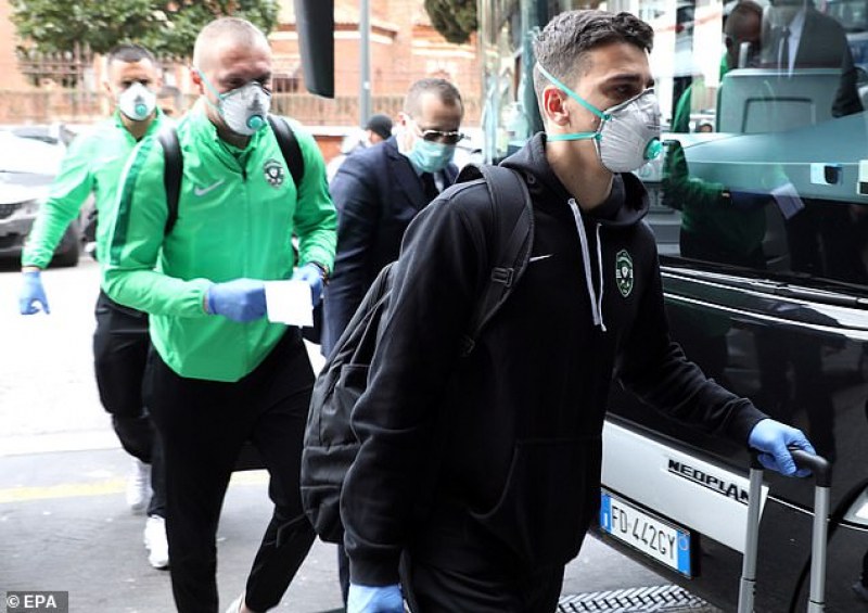 Футболистите на Лудогорец с маски и ръкавици в Милано