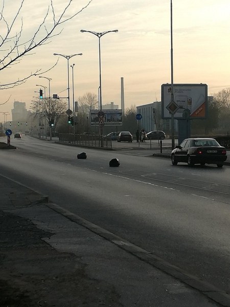 Препятствие на пътя! Черни чували с боклук се търкалят по пловдивски булевард