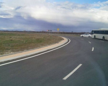 Кола и автобус се блъснаха на кръговото за Долни Воден