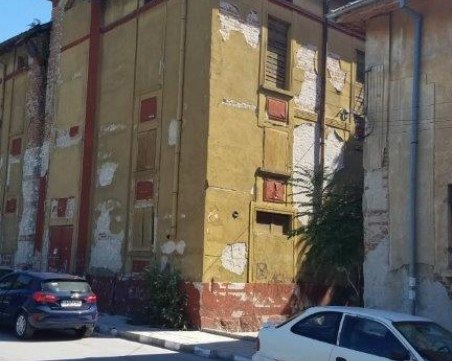 Крах на индустрията: Пуснаха на търг и Тютюневия склад в Асеновград