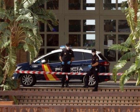 Пуснаха 130 души от блокирания заради вируса хотел в Тенерифе