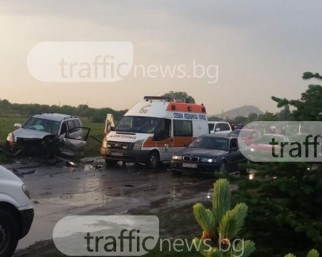 Тежка катастрофа край Карлово, двама са пострадали