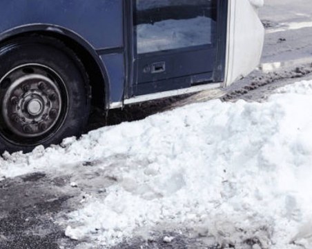 Автобус с деца закъса на Витоша заради силния снеговалеж