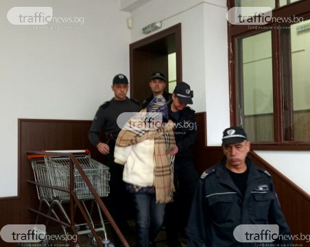 Дъщерята на цар Киро влезе в съда омотана като пашкул