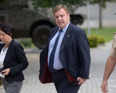 Каракачанов: Спряхме 60 мигранти, армията може да прати 1000 души на границата
