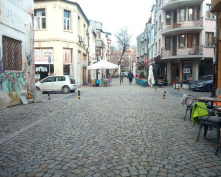 В капана на Капана: Шофьори безпроблемно навлизат в пешеходните алеи в арт-квартала