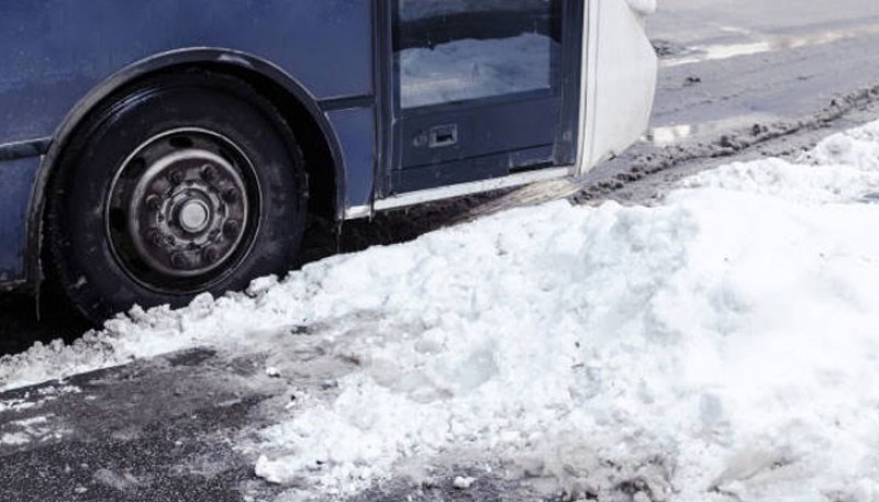 Автобус с деца закъса на Витоша заради силния снеговалеж