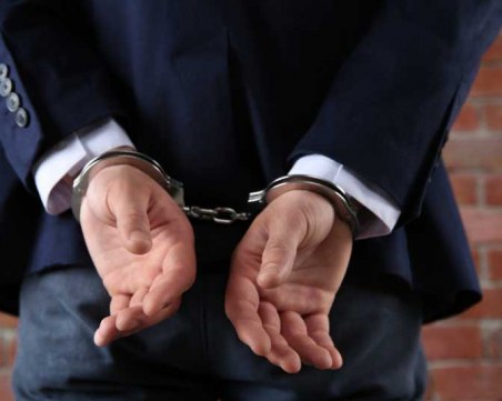 Арестуваха адвокат за блудство с малолетни