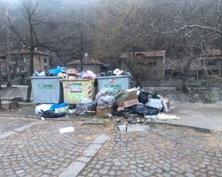 Боклукът в Бачково прелива! Започна да пада и в реката