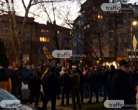 Феновете на Ботев блокираха булеварда пред Колежа