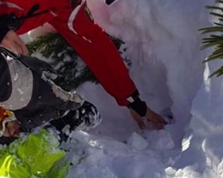 Спасители извадиха жив мъж, затрупан от лавина в Банско