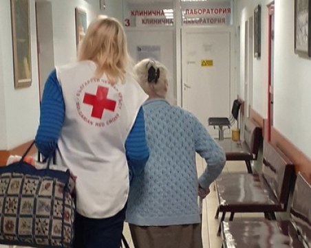 Тъжно: Възрастни хора стоят в болници, въпреки че са изписани