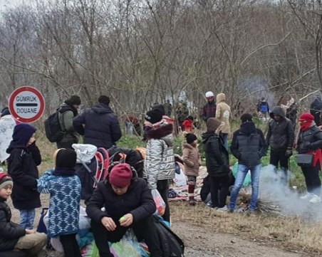 Все повече мигранти от Турция се струпват на границата с Гърция