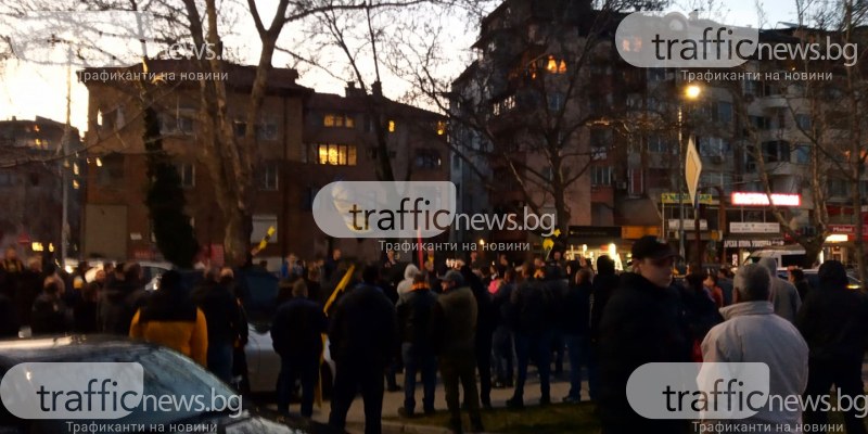 Феновете на Ботев блокираха булеварда пред Колежа