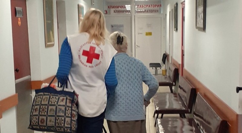 Тъжно: Възрастни хора стоят в болници, въпреки че са изписани