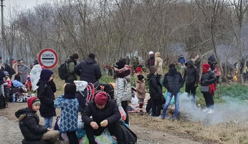Все повече мигранти от Турция се струпват на границата с Гърция