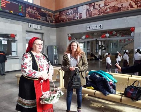 Баба Марта посрещна с мартеници пътниците в гара Плевен
