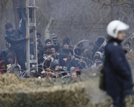 Хиляди сирийски бежанци между Турция и Гърция: Много е лошо, полицията ни бомбардира с газ