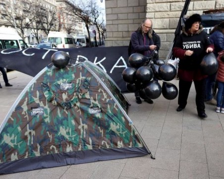 Палатков лагер пред Министерски съвет, искат оставка на социалния министър