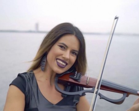 Пловдивчанка покори Емирствата, свири за шейхове и принцеси