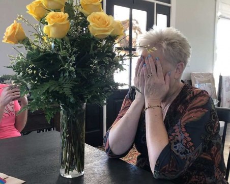 Сърцераздирателна история: Жена получи красив букет с бележка и избухна в сълзи