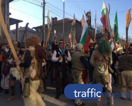 Силна заря и звън на зурни! Кукери прогониха злото на Сирни Заговезни край Пловдив