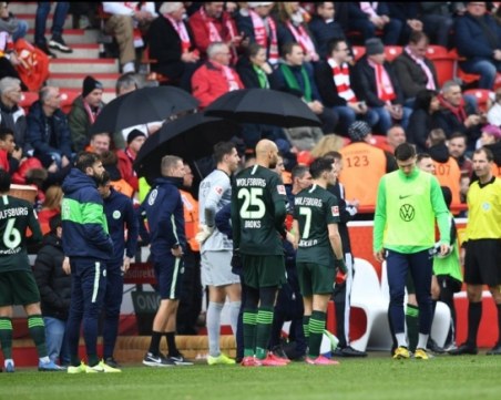 Скандали тресат Бундеслигата, играчи протестират срещу фенове