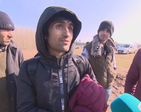 Бежанци нагазиха в Марица: Предупредиха ни да не минаваме през България, много бият там
