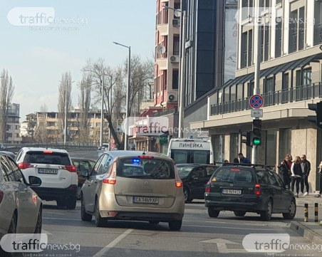 Две коли се помляха в центъра на Пловдив, полиция и линейка са на място