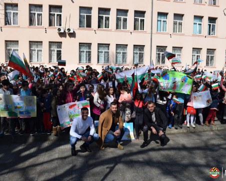 Играчи на Ботев и Локо зарадваха ученици за празника