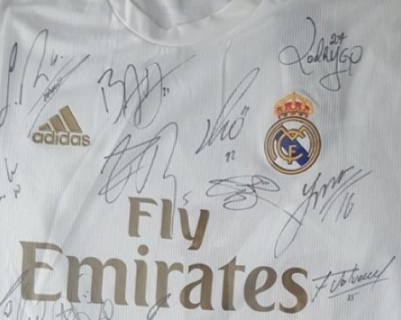 Реал Мадрид помага за лечението на български фен