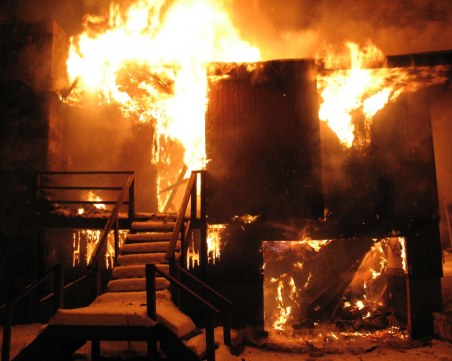 Трима младежи подпалиха училище в Пловдивско! Пушили и се греели на огън в подземието