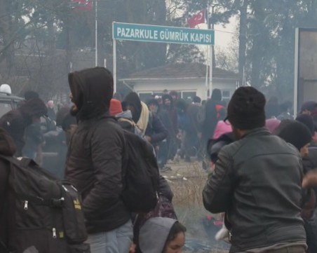 Водни оръдия, шокови гранати и армията на Гърция в битка с хилядите мигранти на границата